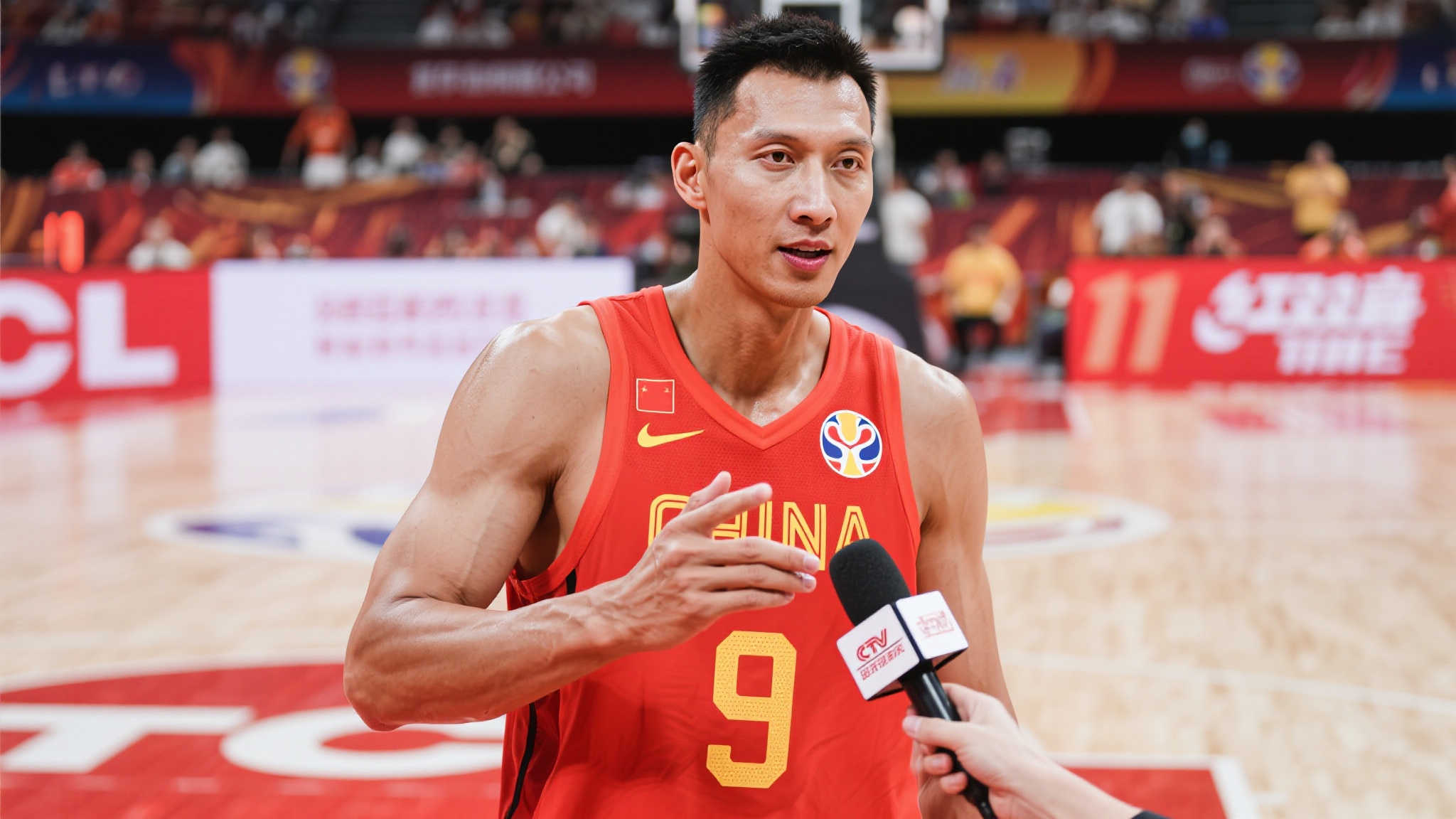 易建联专访突遭取消,公司回应代言风波,11家品牌相继解约 随着中国篮球运动员易建联备受关注的央视专访突然取消